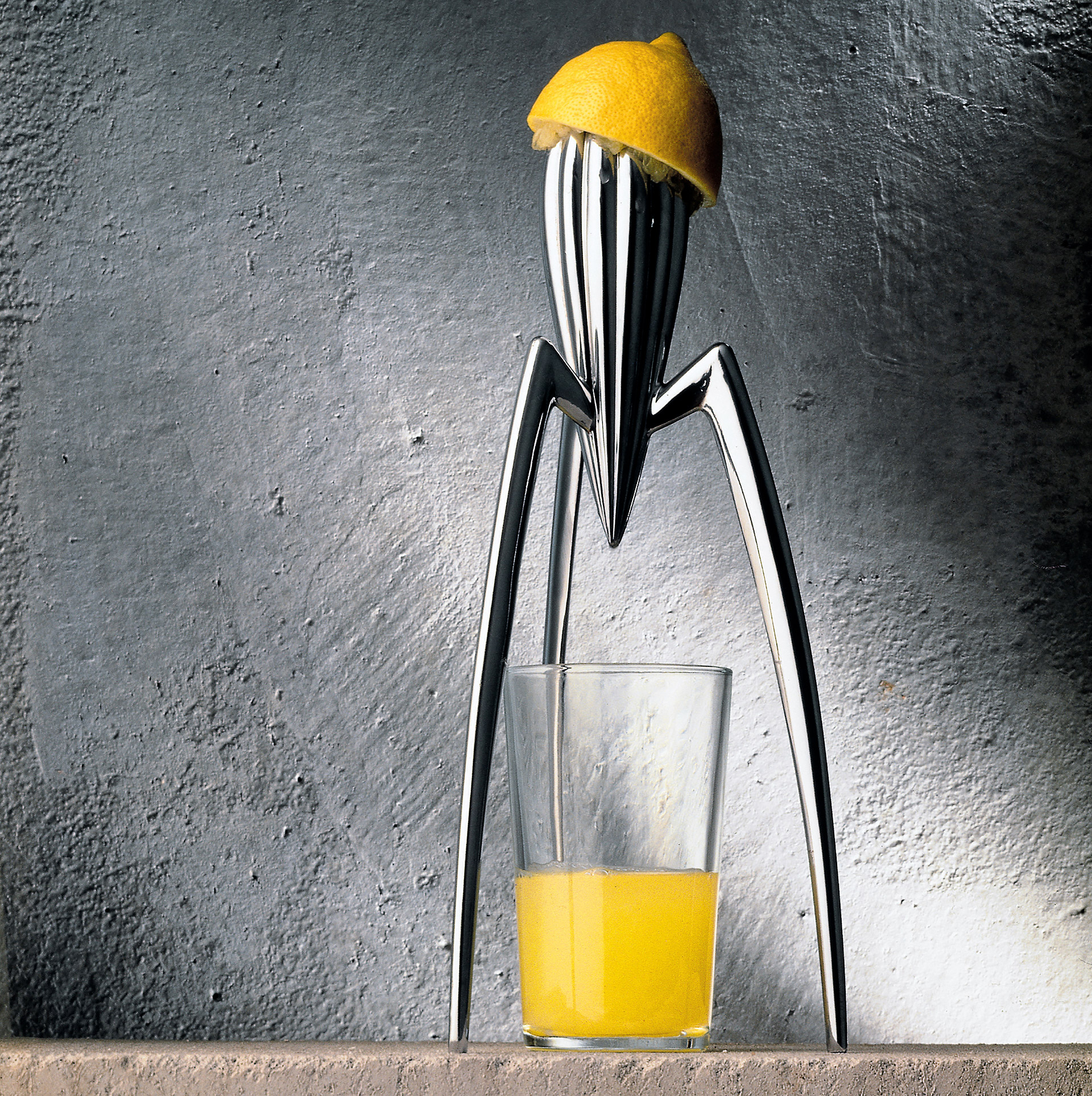 Finální produkt lisu na citrusy Juicy Salif od Philippe Starcka pro Alessi. © Alessi